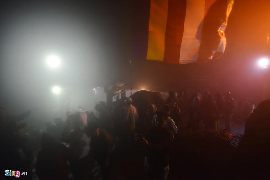 Người dân hành hương về Yên Tử trong đêm